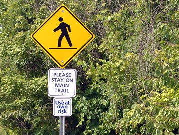 trail_sign_use_at_own_risk_D2X_0107___Co