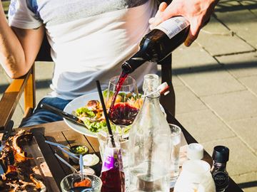 According to a survey of restaurant staff, coming in minutes before closing time and not paying for food are among the worst customer behaviours.