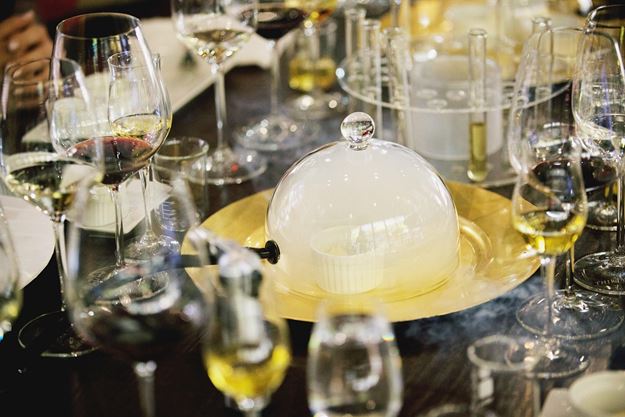 Featured image of post Super Big Wine Glass / Knowing all the different types of wine glasses is a tricky business.