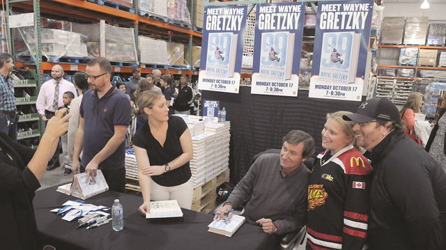 hockey great wayne gretzky thrills large oshawa gathering at book signing durhamregion com hockey great wayne gretzky thrills large oshawa gathering at book signing durhamregion com