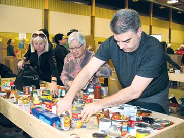 WEBAnc_Food_Drive2_005Sorting_copy___Con