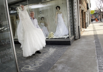 What time does rainbow clothing store close Clothing stores