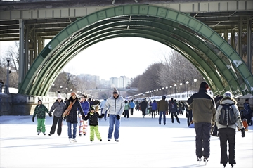 family%20skating%20on%20Rideau%20Canal%2