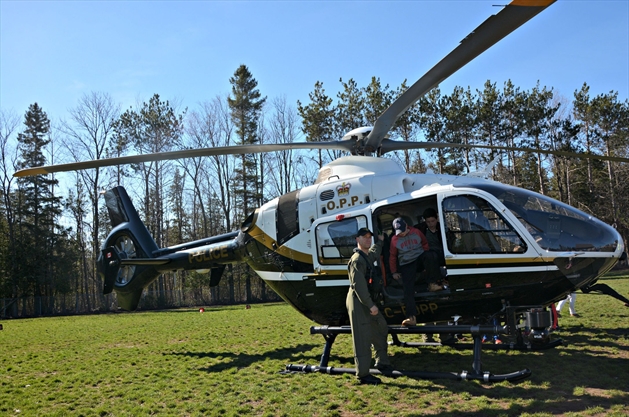 oro-medonte-students-take-fitness-challenge-with-barrie-opp-officers-simcoe