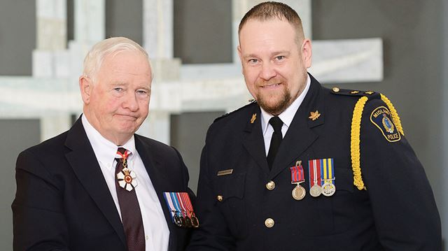 Midland Police Officer Receives Bravery Medal Simcoe Com