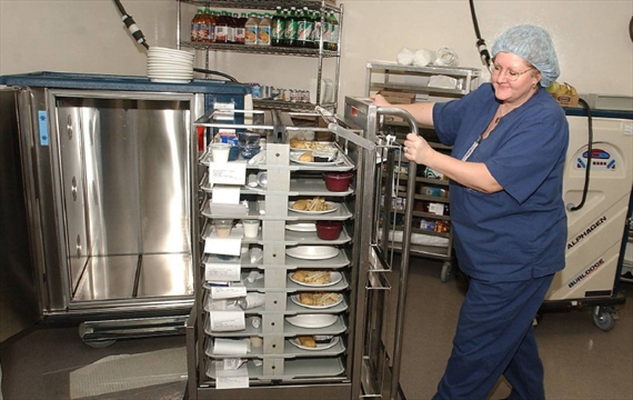 how much does a hospital food service worker make